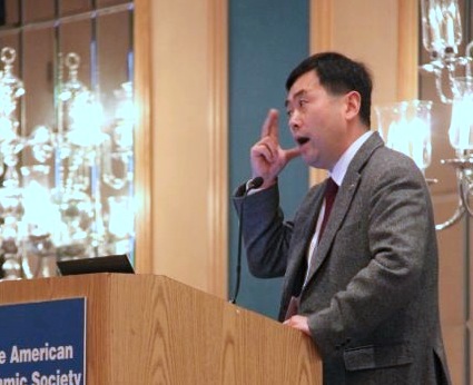 KITECH's Sangmok Lee described a route to novel materials development and the concept of "con silence" in his plenary presentation. Credit: ACerS.