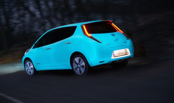 Nissan torna-se a primeira fabricante a aplicar pintura que brilha em um carro.