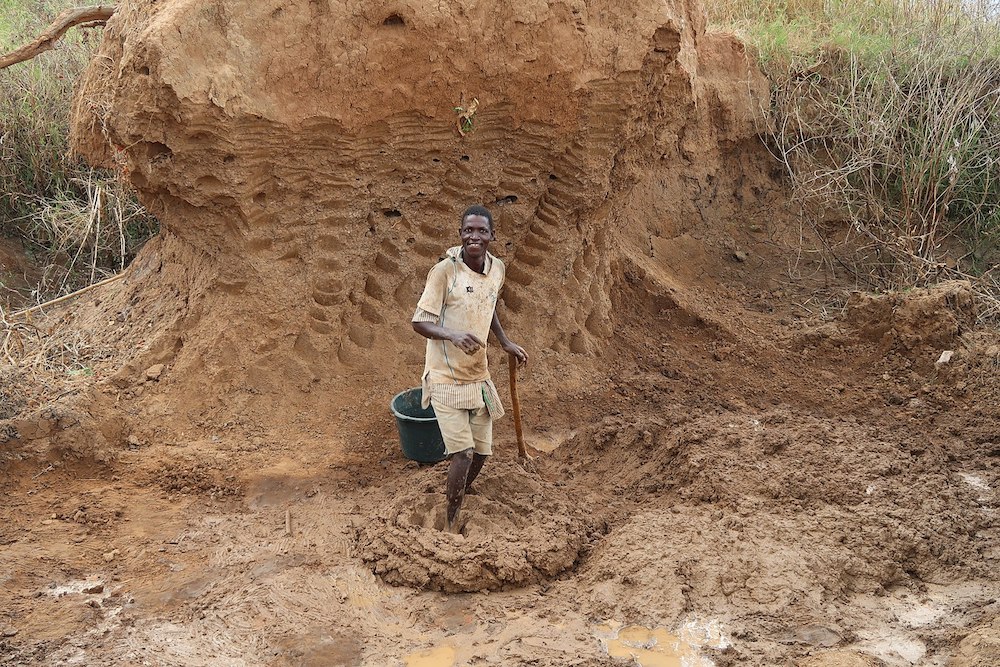 11-06 extracting clay in Malawi