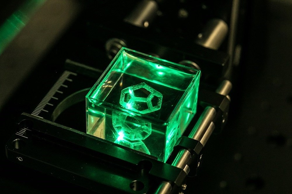 01-26 multiphoton polymerized 3D printed glass